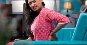 लंबे समय तक बैठने से कमर दर्द की समस्या के लिए Spine specialist in Indore (स्पाइन स्पेशलिस्ट इन इंदौर) से परामर्श लेते हुए व्यक्ति